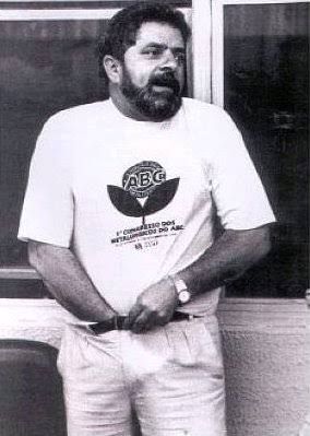 Foto preta e branca do presidente Lula ainda jovem, com a mão dentro das calças dando aquela AJEITADA no pirulito. 