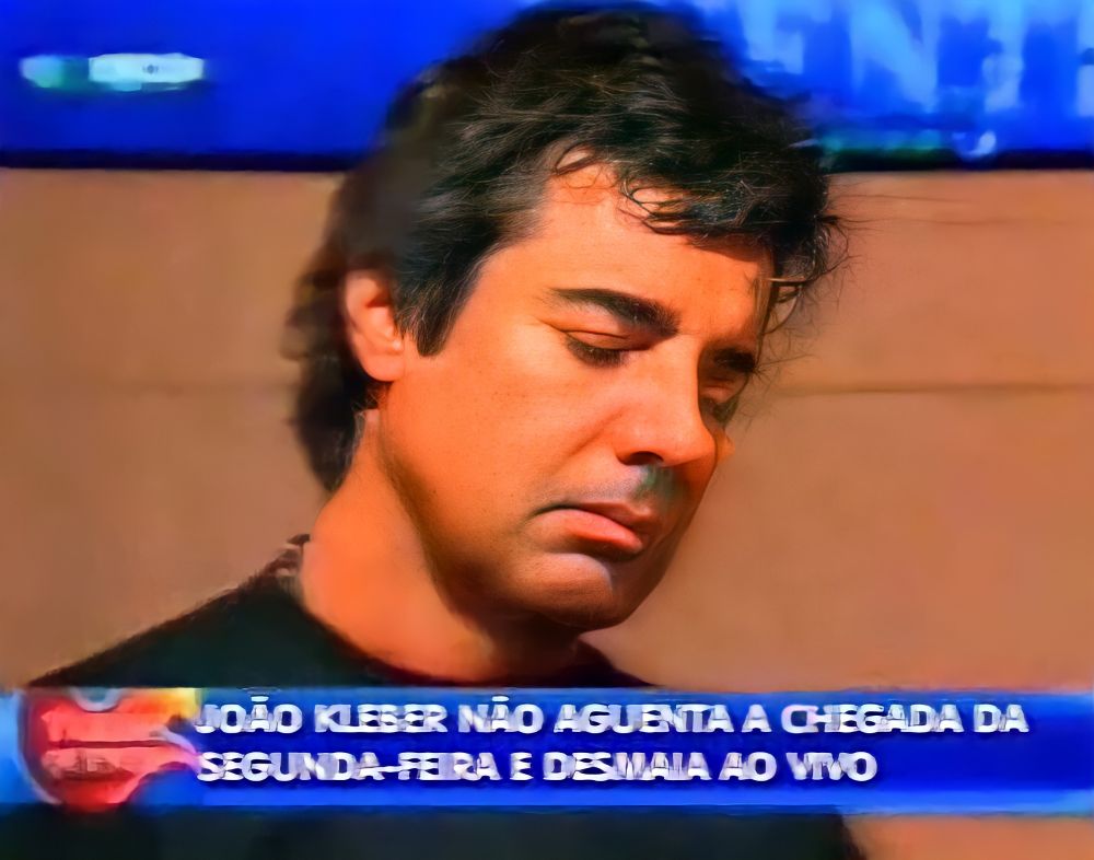 Grande de programa de tv do apresentador João Kleber com os olhos fechados. O texto na imagem diz "João Kleber não aguenta a chegada da segunda-feira de desmaia ao vivo. 