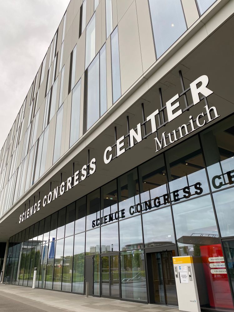 Gebäude aus Glas mit der Aufschrift: Science Congress Center Munich.