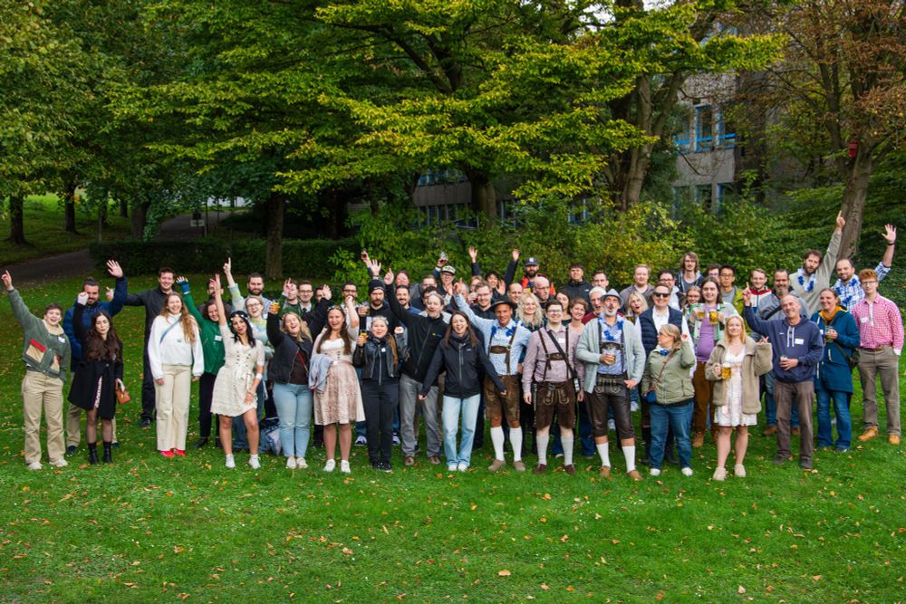 Gruppenfoto der IT Center Mitarbeitenden beim Oktoberfest 2025 im Freien.