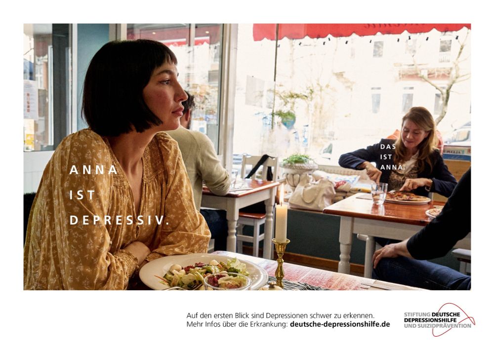Links eine emotionslos wirkende Frau mit dem Text: Anna ist depressiv. Im Hintergrund eine fröhlich wirkende Frau mit dem Text: Das ist Anna. 