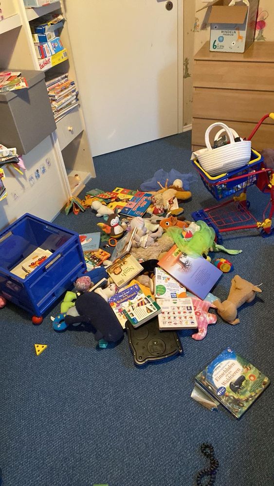Kinderzimmerfußboden, K3 hat mehrere Bücherregalbretter und Spielkisten ausgekippt. Alles wie immer. 