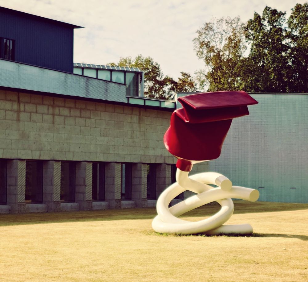 宇都宮美術館の中庭オブジェ、クレス・オルデンバーグ 《中身に支えられたチューブ》