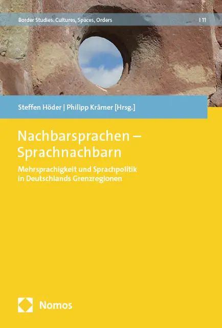 Cover des Bandes:
Steffen Höder / Philipp Krämer (Hrsg.)
Nachbarsprachen - Sprachnachbarn. Mehrsprachigkeit und Sprachpolitik in Deutschlands Grenzregionen. Nomos.
Helle Schrift auf gelbem Einband, die Namen blau hinterlegt. Im oberen Bereich die Nahaufnahme einer Sandsteinmauer mit einem kreisrunden Loch, durch das blauer Himmel mit ein paar Wolken zu sehen ist (Mauer der Ruine des Klosters Hornbach an der deutsch-französischen Grenze)