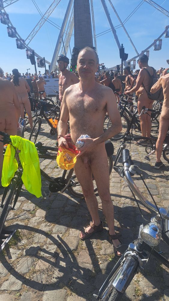 Tout nu sur la place Poelart. Et oui,  Ça arrive ! 
(OK, j'ai gardé les sandales je l'admets). 