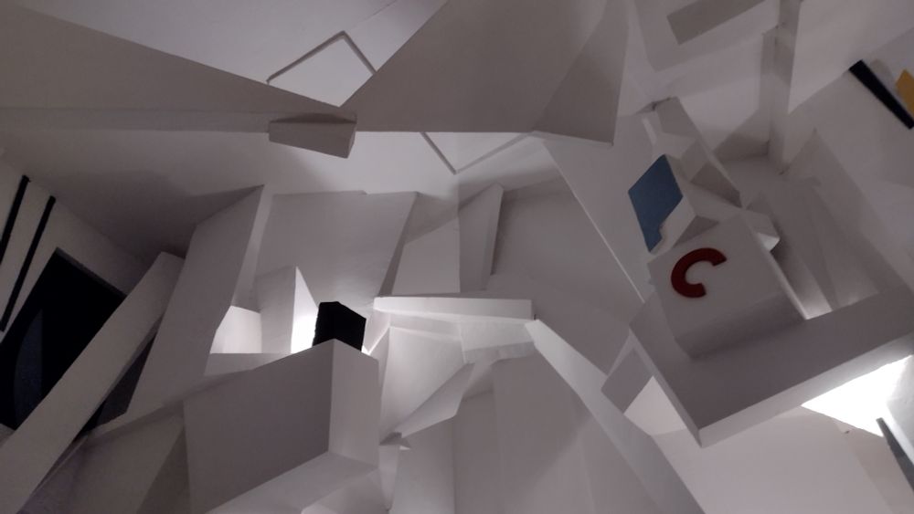 Ausschnitt einer Kurt Schwitters Merzstück Rekonstruktion. Kubische Raumkonstruktion ( viele Ecken und Kanten 😁).