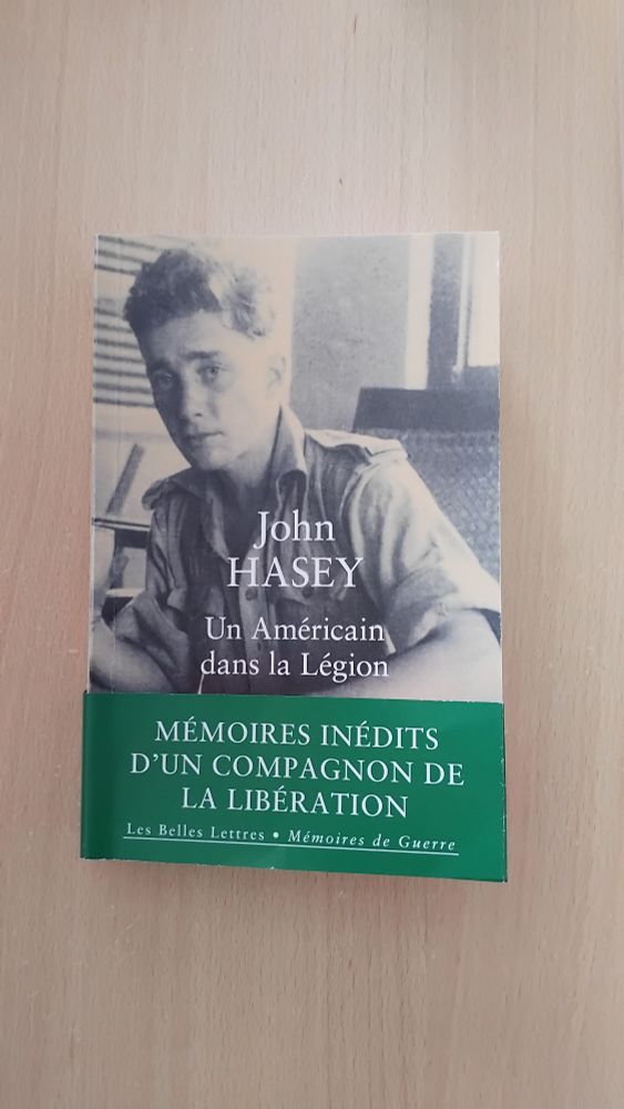 Couverture du livre de John Hasey "Un Américain dans la Légion, avec un bandeau vert où il est écrit "Mémoires inédits d'un compagnon de la Libération"