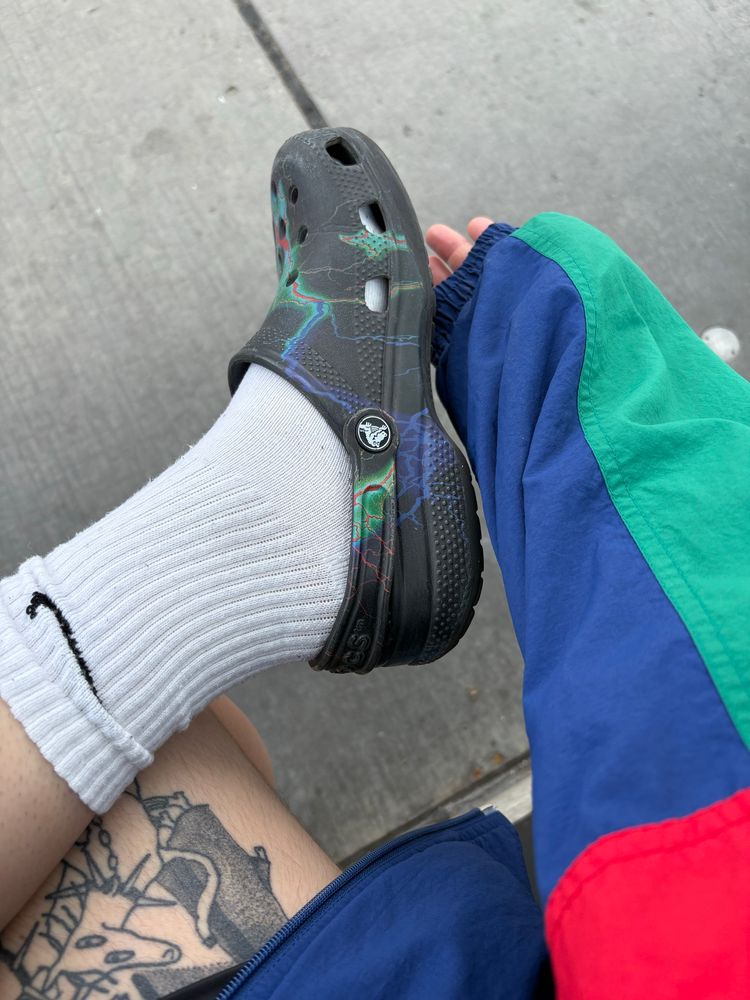 crocs mit rot blau grünen blitzen drauf und adidas jacke in den selben farben