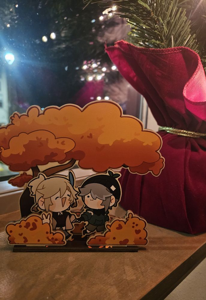 Beautiful Kaveh and Alhaitham wooden stand from @dekoblossom.bsky.social