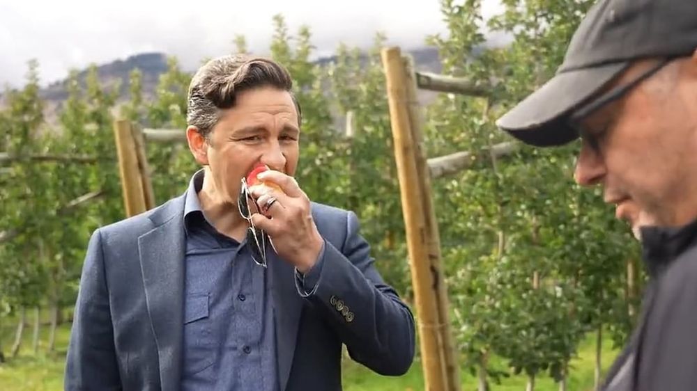 An asshole eating an apple. 