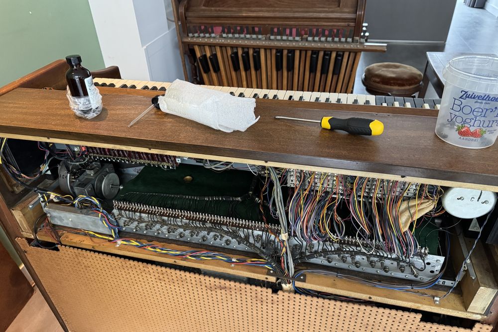 Organ without back cover so the tonewheel generator is visible. Tools on top of the organ.