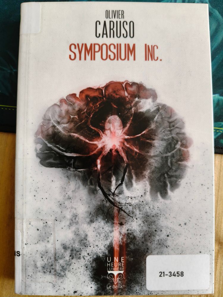 Couverture du roman "Symposium Inc."

Le jour de ses dix-huit ans, Rebecca Bertrand a commis l’irréparable. Au couteau. Dans un déferlement de violence rien moins qu’effroyable. Rebecca Bertrand, fille de Stéphane Bertrand, ce génie des neurosciences en passe de révolutionner la biotechnologie à l’échelle du monde avec sa firme Neurotech. Que s’est-il passé dans la tête de Rebecca pour se livrer à une telle atrocité ? Le jour de sa majorité ? Sur sa propre mère ? C’est tout l’enjeu du procès en passe de s’ouvrir, et ce qu’Amélie Lua, charismatique ténor du barreau, devra découvrir. Et vite, si elle veut éviter la perpétuité à sa cliente. Car déjà la vox populi des réseaux sociaux omniprésents a rendu son verdict… et quelque part, dans les secrets du cerveau malade d’une jeune femme, entre la pianiste assassinée, le scientifique révolutionnaire et l’avocate en quête d’absolu, patiemment, une araignée tisse sa toile… 