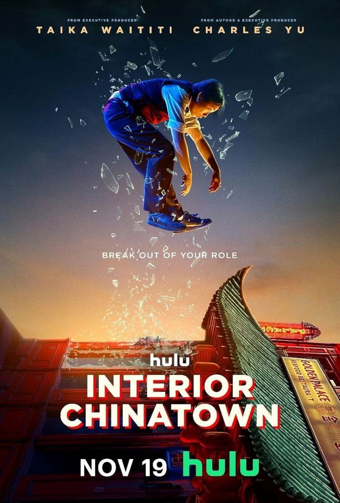 Affiche de la série "Interior Chinatown" sur Hulu. Un homme asiatique est projeté en arrière à travers la fenêtre d'un bâtiment d'inspiration chinoise. L'image est renversée pour qu'il ait l'air d'aller vers le haut.

En haut, les noms des producteurs, Taika Waititi et Charles Yu.