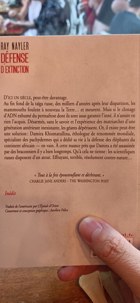 4e de couverture du roman "Défense d'Extinction"

D'ici un siècle, peut-être davantage.
Au fin fond de la taïga russe, des milliers d'années après leur disparition, les mammouths foulent à nouveau la Terre... et meurent. Mais si le clonage d'ADN exhumé du permafrost dont ils sont issus garantit l'inné, il n'assure en rien l'acquis. Désarmés, sans le savoir et l'expérience des matriarches d'une génération antérieure inexistante, les géants dépérissent. Or, il existe peut-être une solution : Damira Khimastullina, éthologue de renommée mondiale, spécialiste des pachydermes qui a dédié sa vie à la défense des éléphants du continent africain — en vain. À cette nuance près que Damira a été assassinéee par des braconniers il y a bien longtemps. Qu'à cela ne tienne : les scientifiques russes disposent d'un atout. Effrayant, terrible, résolument contre-nature...