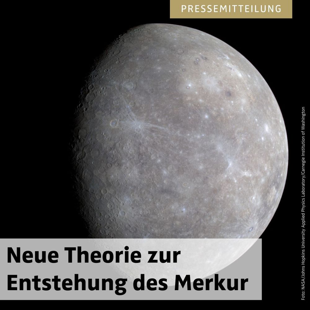 Der graufarbene Planet Merkur vor schwarzem Hintergrund. Text im Bild: Pressemitteilung: Neue Theorie zur Entstehung des Merkur.