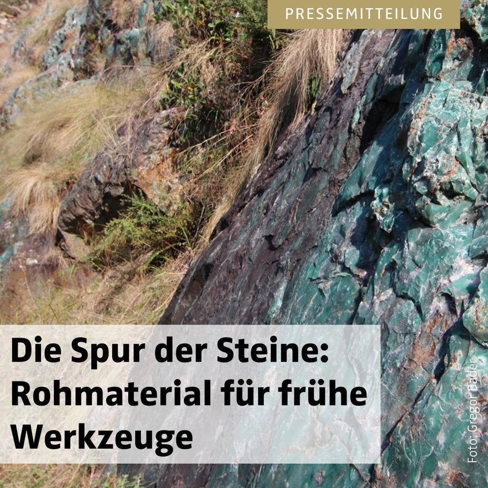Im Vordergrund rechts grünliches Gestein an einem Felsen (natürlicher Aufschluss von grünem Chalzedon im Mgwayiza-Tal, Eswatini). Im Hintergrund weitere Felsen und Gräser. Text im Bild: Die Spur der Steine: Rohmaterial für frühe Werkzeuge