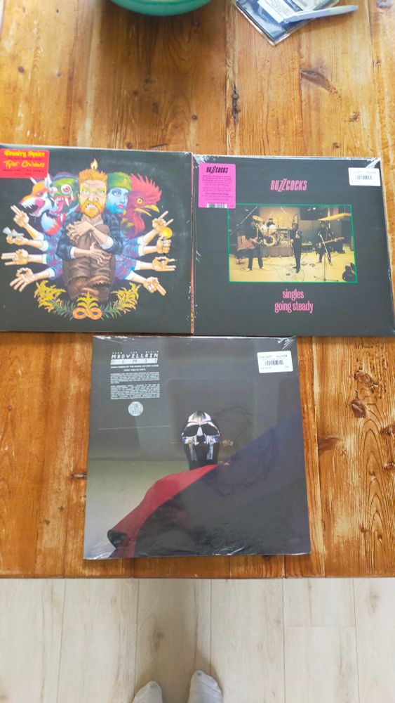 Foto van drie LP-platen: Country Squire, Singles going steady en de Madvillainy demos.