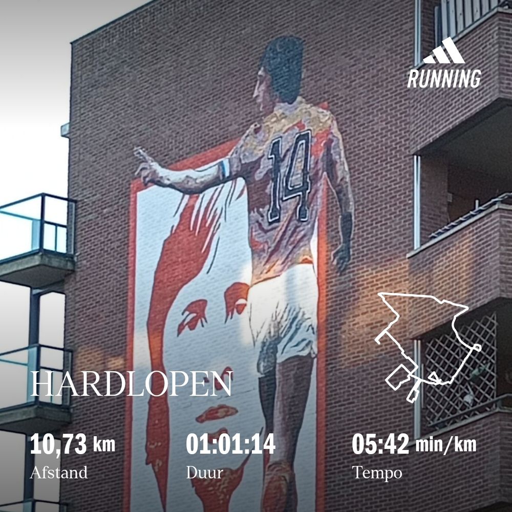 Hardlooproute in de vorm van een muis op rollerskates met een muurschildering van Johan Cruijff op de achtergrond.