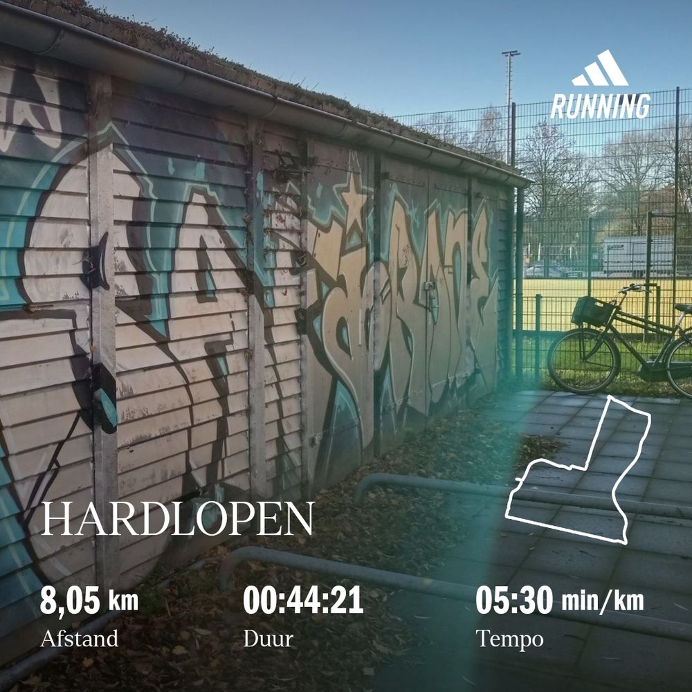 Schuur met graffiti en een hardlooproute in de vorm van een skischoen.