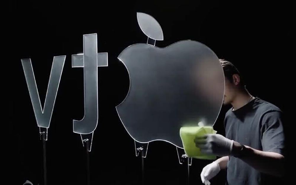 Scène de tournage de l'animation "Apple TV" en verre dans un studio