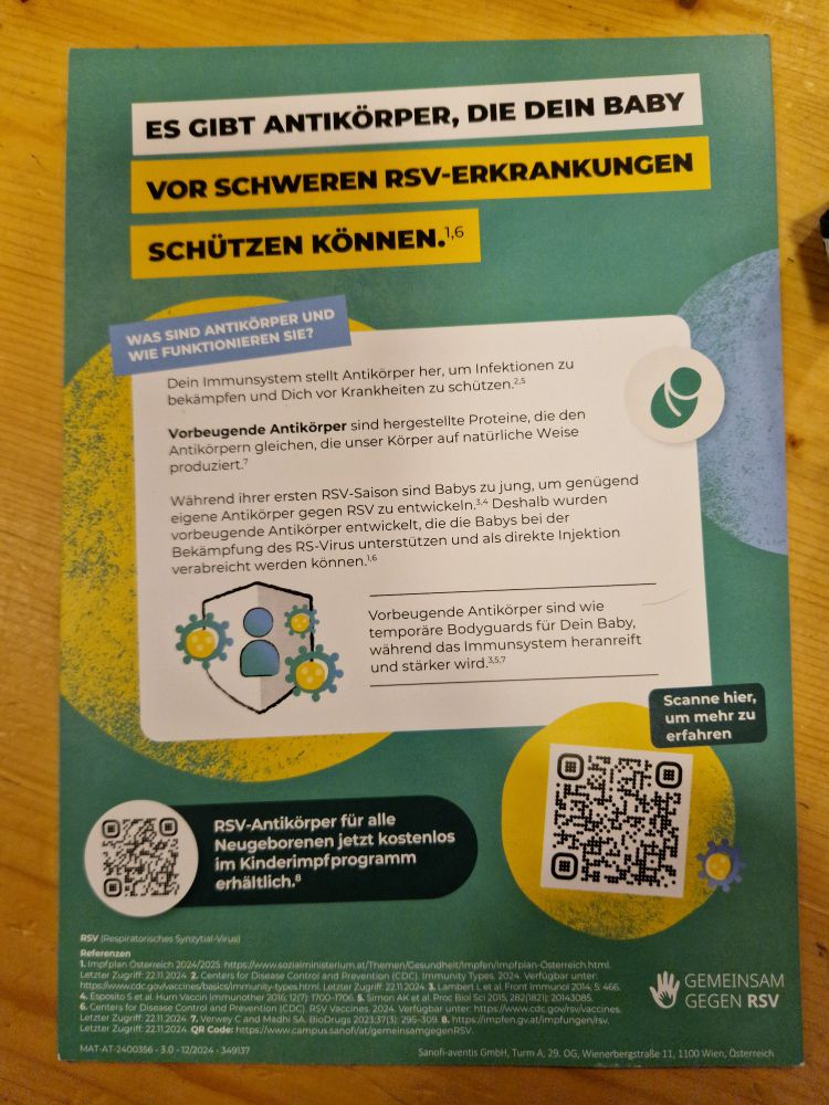 Werbeflyer mit grünem Hintergrund und mit farbigen Blöcken hervorgehobenenSchrift eines Pharmaunternehmens für die Impfung gegen RSV. "Es gibt Antikörper, die dein Baby vor schweren RSV-Erkrankungen schützen konnen."
