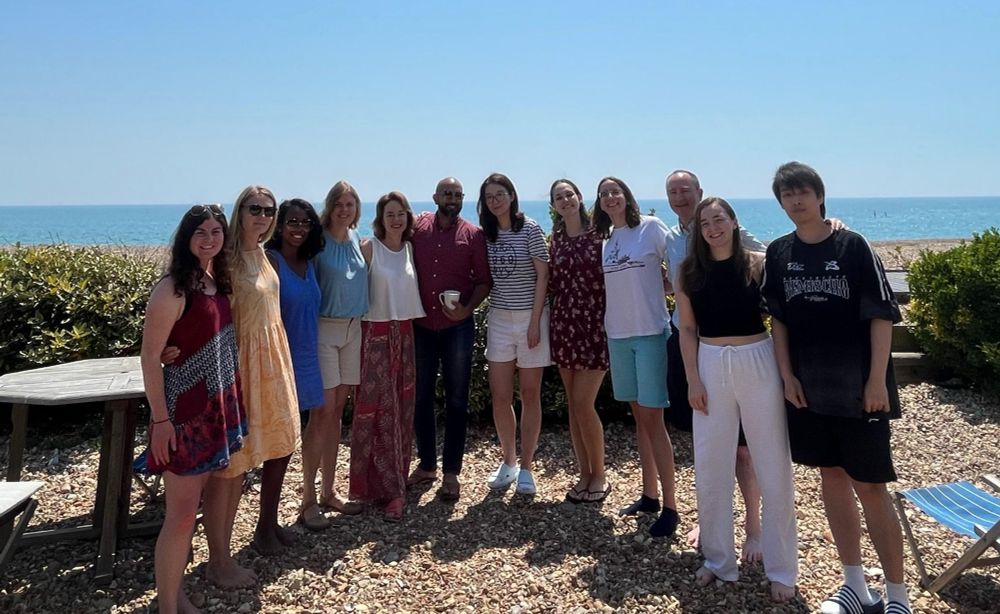 Photo of the Vinuesa lab members by the sea.