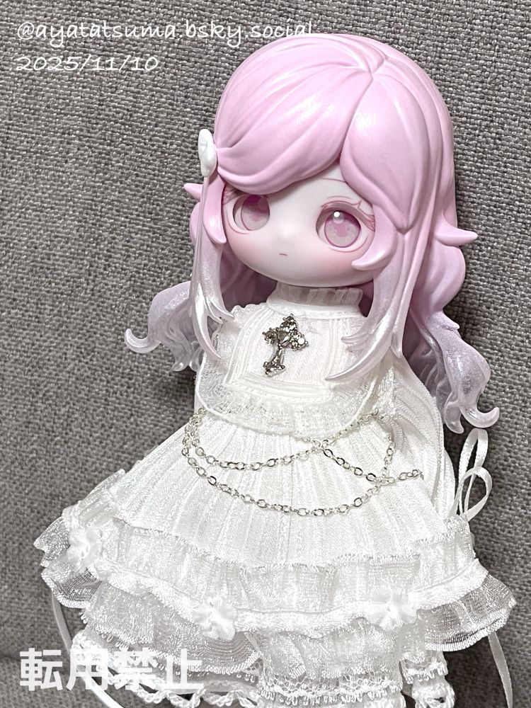 Happy Engine のブラインドドール
ルルリン物語より骸骨の翼(色違い)
ピンクのロングヘアに白いクラシカルなドレスの姿。胸元に銀色の十字架。腰下のスカート周りに細い銀の鎖が装飾として垂らされている