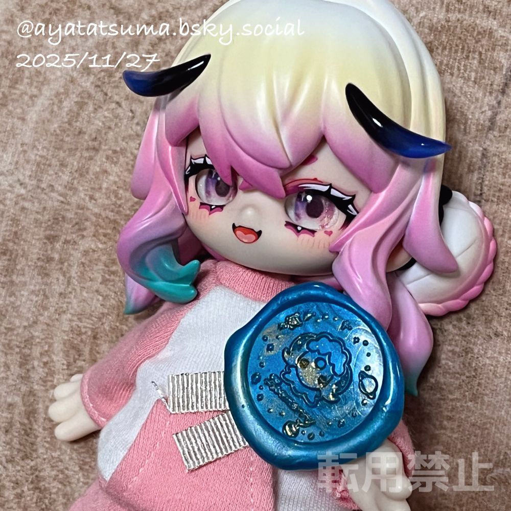 Loomerry ひつじの標本室のドールアイ、「ソラノワアイ」デザインの「アカネグレイス」カラー。紫・赤・ピンク系のグラデーション。12mmカボション虹彩SサイズをKUKAKA虫虫カフェ・リリにつけている