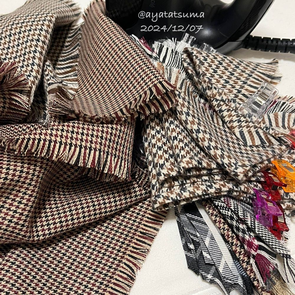 ドールサイズストール作成中の布。茶色系千鳥格子を中心に、いろんなチェックの布で作成中