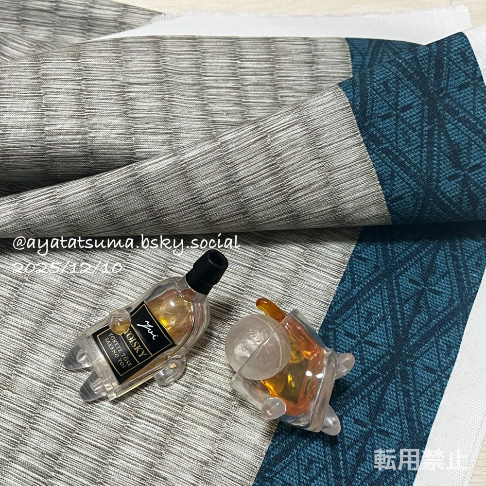 畳模様プリント布がわかりやすいよう、布を折り曲げた部分が見える角度の写真