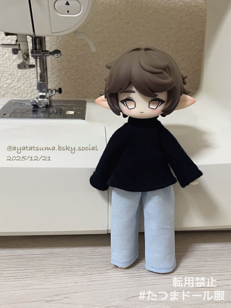 sunless studio のブラインドドール　秘境巡礼・アスタ
黒いトップスと水色の長ズボンを着せてミシンの前に立たせている