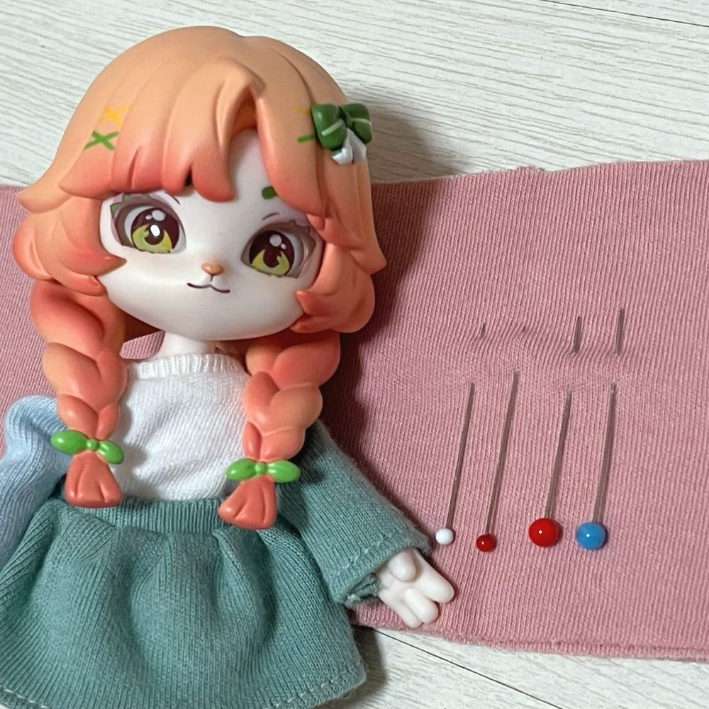 ボニーバニーとシルク待針(左側2本)と一般的なまち針の比較