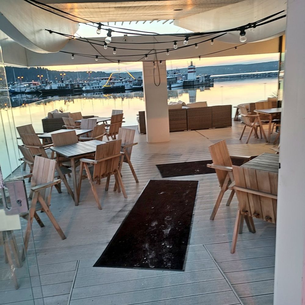 Kuvassa lasiseinäinen ravintola Piano-paviljonki. 