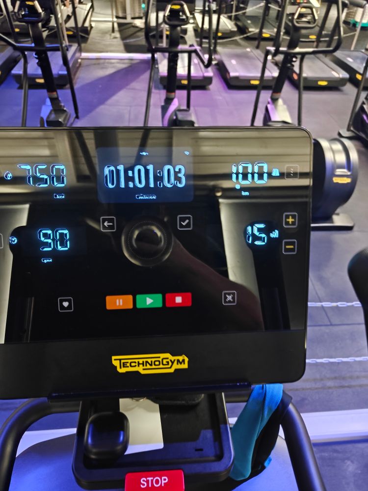 Stairmaster monitor reading 750 kcal, 1km, 1hr