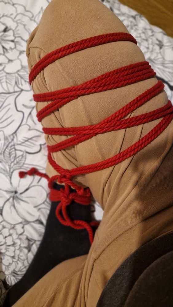 Exercice pratique de shibari. On part d'un noeud simple appelé un "single", ici sur ma cheville, puis on travaille la manière d'enrouler la corde autour du corps dans une position de constriction. Ici la jambe est repliée au maximum vers l'aine comme dans une position lotus.