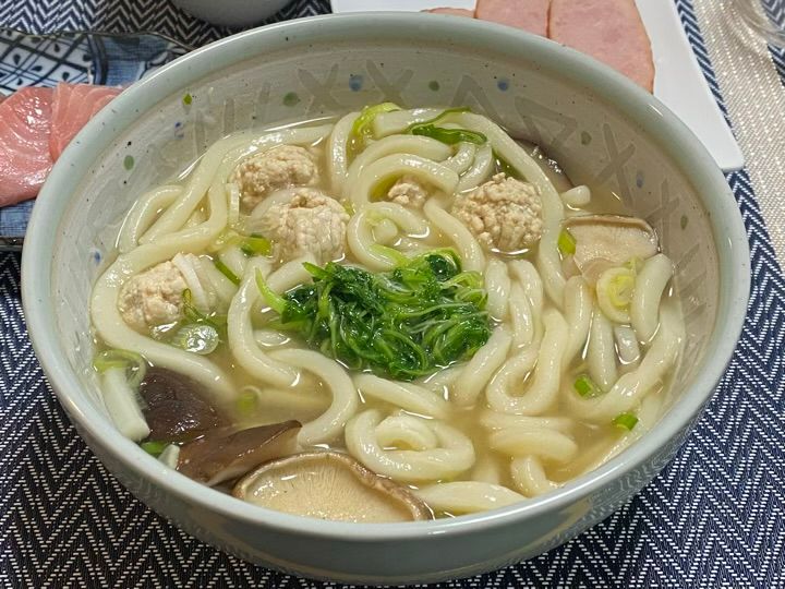 うどんに載せたかつお菜の間引き菜