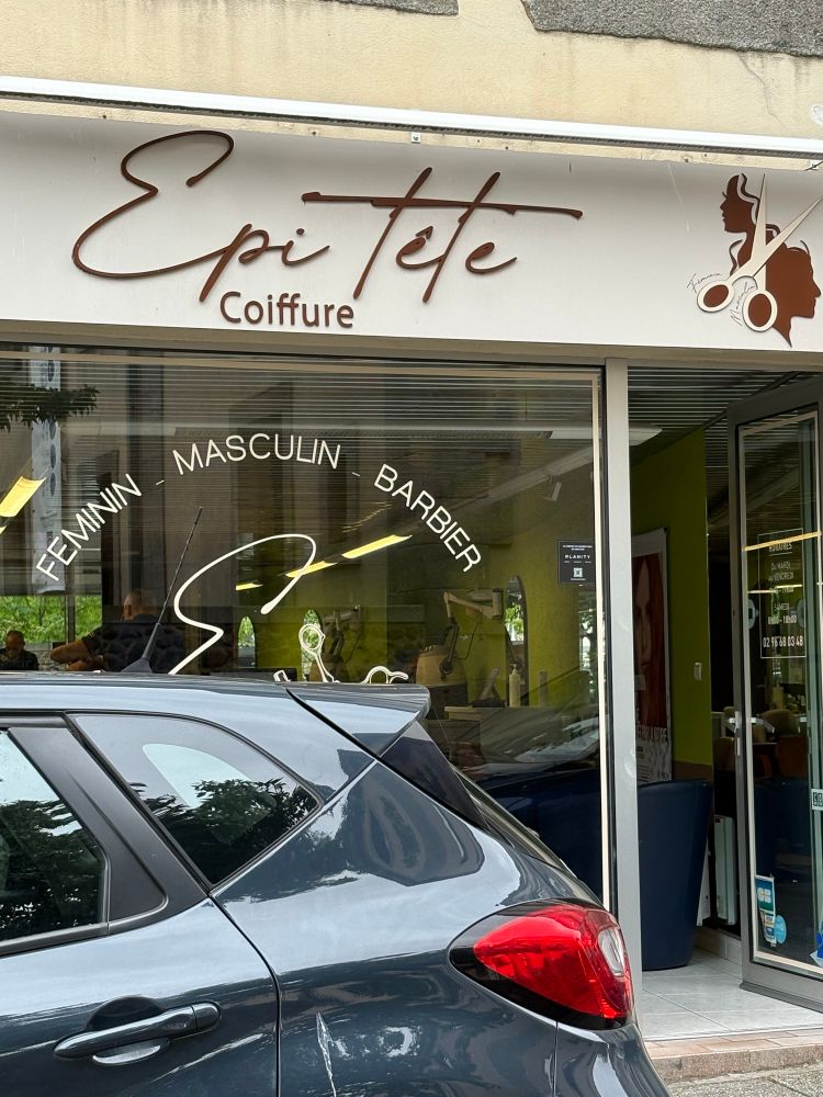 Photo dm une devanture de coiffeur à St Brieuc, s’appelant Épi tête.

