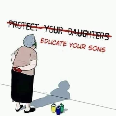 Eine gezeichnete alte Dame steht mit roter Graffitispraydose in der Hand vor einer Wand, auf der mit schwarzer Schrift „protect your daughters“ steht, das mit roter Farbe durchgestrichen und darunter „educate your sons“ geschrieben wurde.