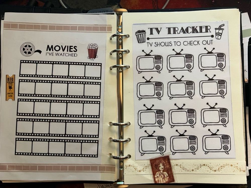 Auf der linken Seite des Buches befindet sich ein Filmtracker, der einige Reihen Film beherbergt, in die ich schreiben kann, welche Filme ich dieses Jahr geschaut hab. Auf der rechten Seite ist ein TV Serien Tracker, zwölf kleine Fernsehgeräte können mit den Serientiteln beschriftet werden, die ich 2024 anschaue.