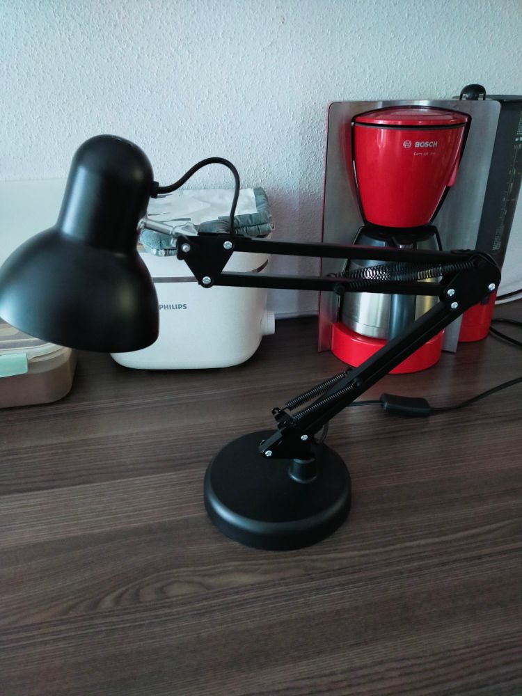 Tischlampe im Pixar Style.mit auf die Arbeitsplatte gerichtetem Lampenschirm (blickt zu Boden)