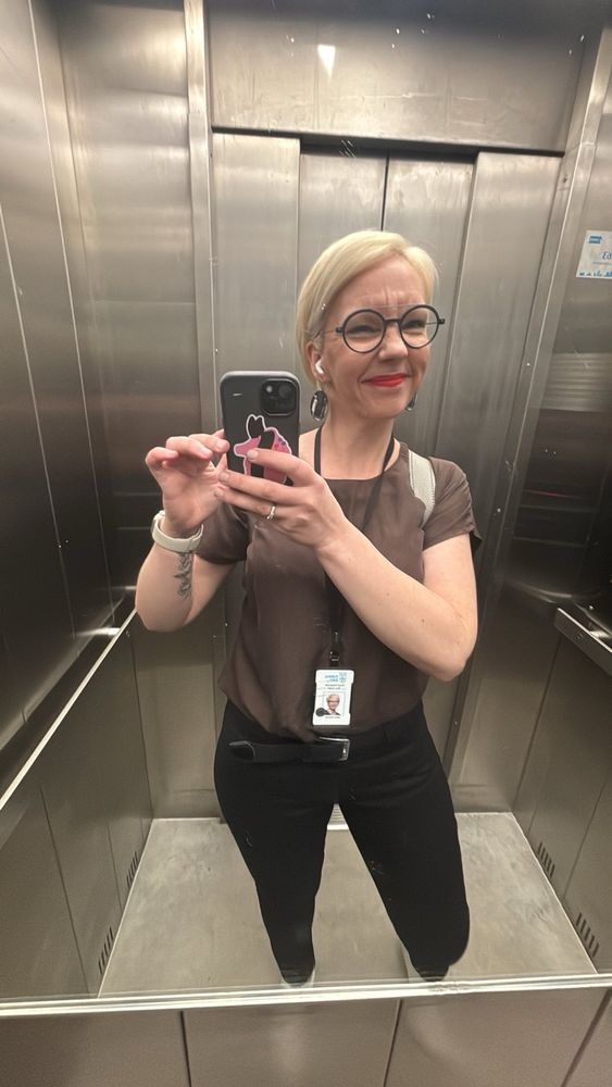 Hissiselfie, virnistävä nainen. 