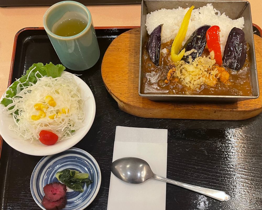 お昼に食べたカレー。金物の町らしい鍋焼きカレー