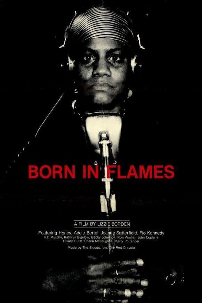 Affiche du film "Born in flames" de Lizzie Borden.
Sur fond noir, on voit un visage de femme afro-américaine qui regarde droit dans l'objectif. Elle est derrière un micro de radio avec un casque sur les oreilles.