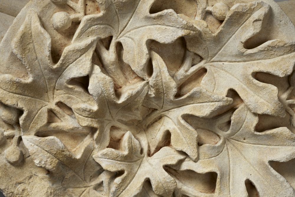 Détail d'une clef de voûte médiévale avec des feuilles d'érable sculptées