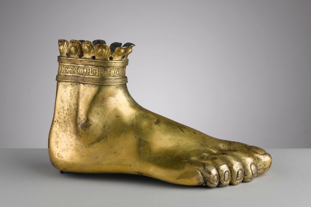 Reliquaire en cuivre en forme de pied. Au-dessus de la cheville, une frise porte l'inscription QUI ENTRO E IL PIEDE DI SANTO ALARDO ABATE (Ici dedans est le pied de saint Adalhard, abbé)