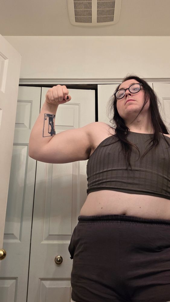 Gretchun flexing in the mirror 