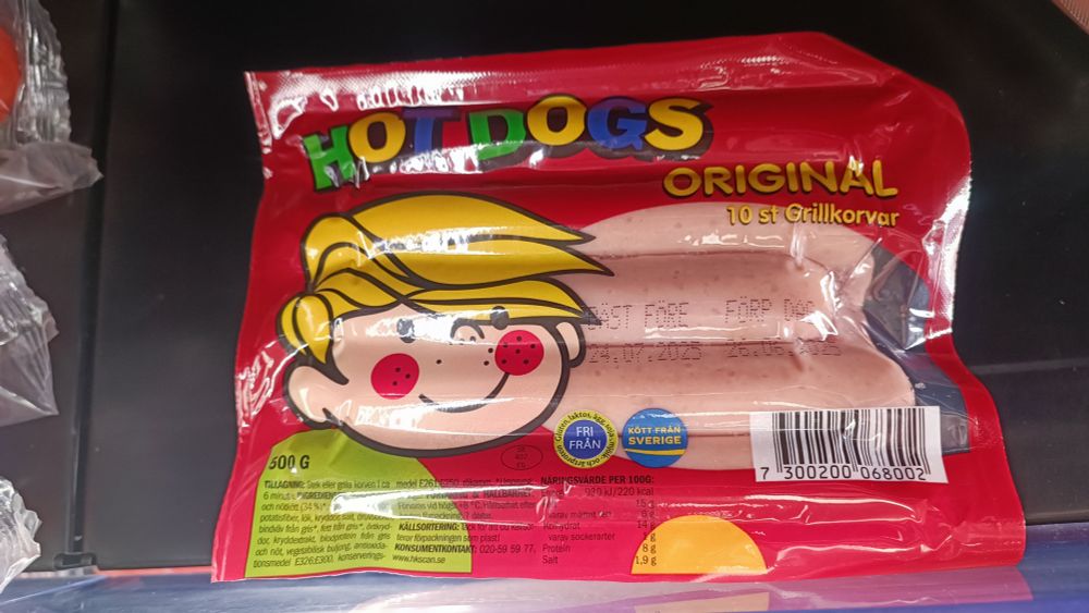 Sænskur pylsupakki. Á honum stendur "HOT DOGS Original 10 st Grillkorv" Pakkinn inniheldur 10 pylsur. Þær eru nábleikar og ólistugar. Umbúðirnar eru að mestu rauðar fyrir utan glærwn part sem sýnir innihaldið og mynd af brosandi búttuðum dreng með mikið ljóst hár og rjóðar kinnar.