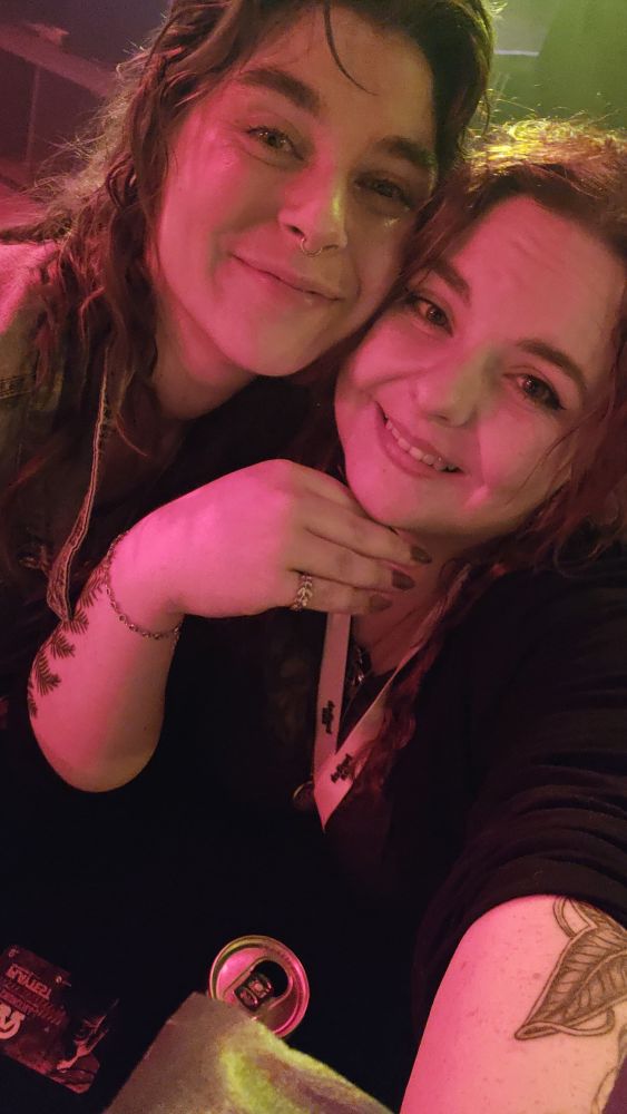 Selfie von Merri & Sema, beide lächeln in die Kamera