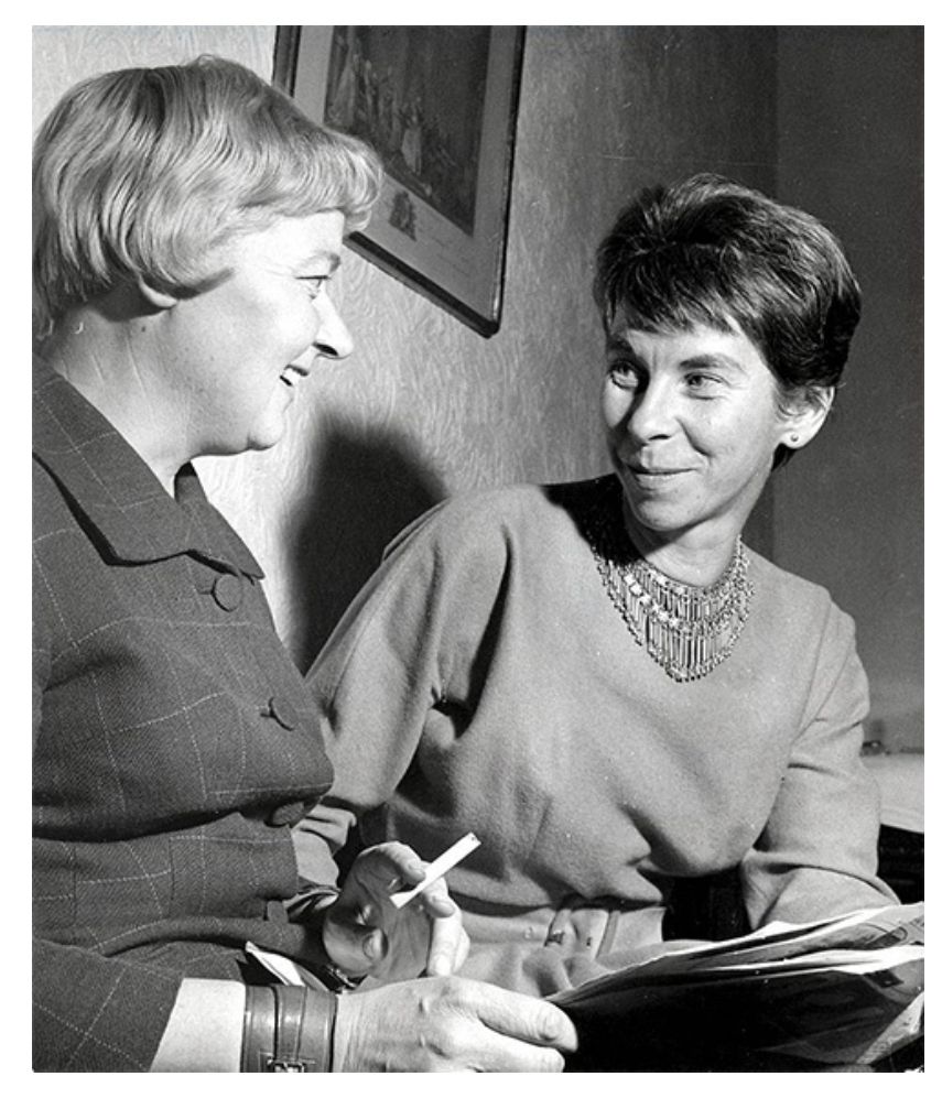 Tuulikki Pietilä on the left and Tove Jansson on the left are discussing a book in the early 1960s