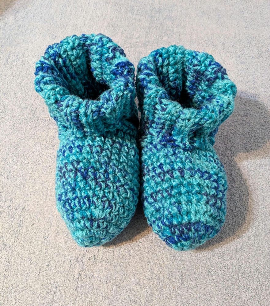 Just Listed Crochet Slipper Socks Booties Blue Mix Size 8/9 https://debbiecrochets.etsy.com/listing/4381326738 